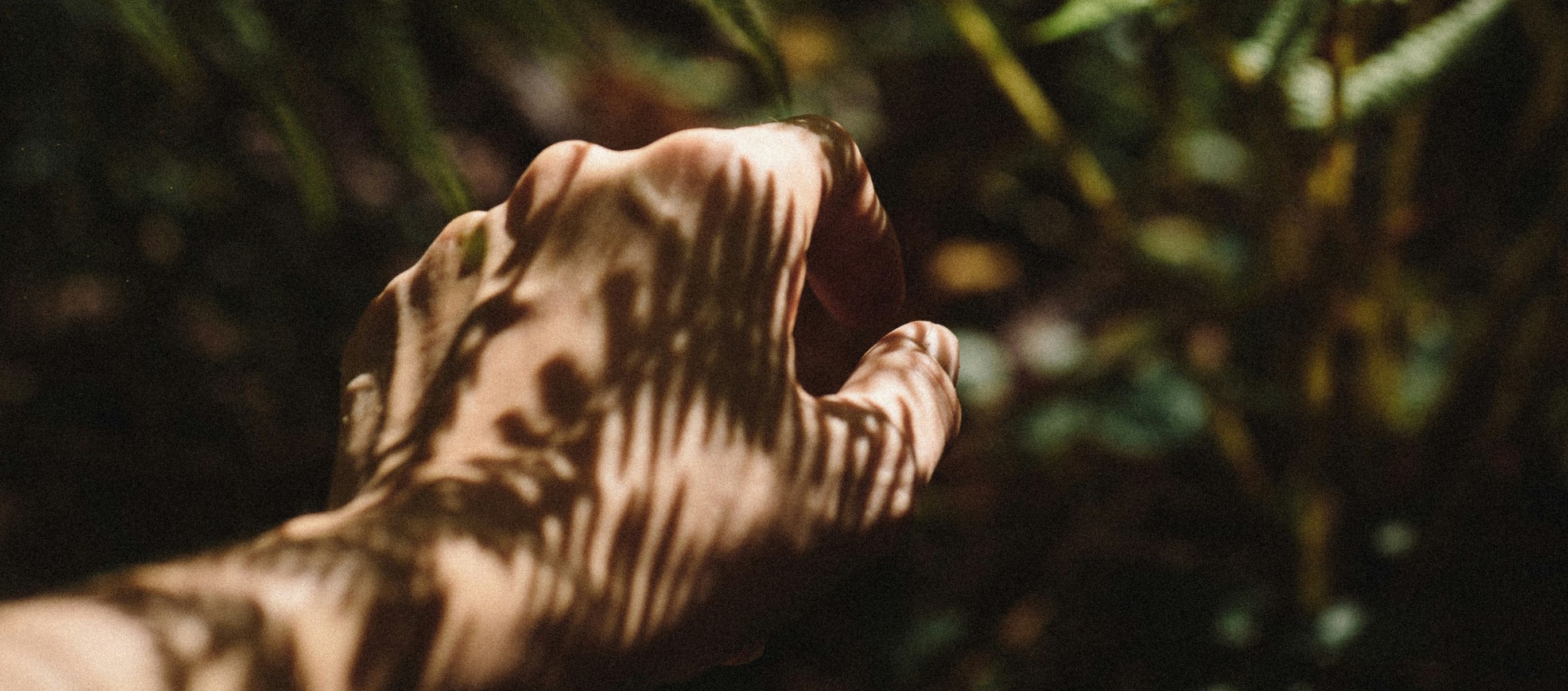 Hand greift nach etwas